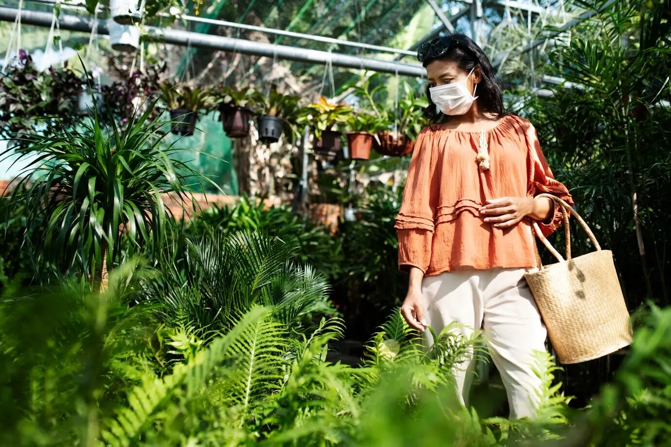 Местный розничный продавец заботится о своём бизнесе.